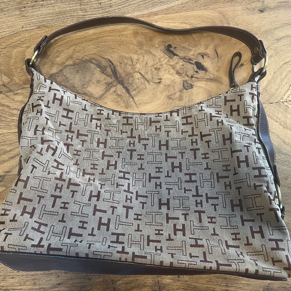 Tommy Hilfiger Logo Shoulder Bag – Cloth with Leather Trim 👜✨ - Picture 11 of 14